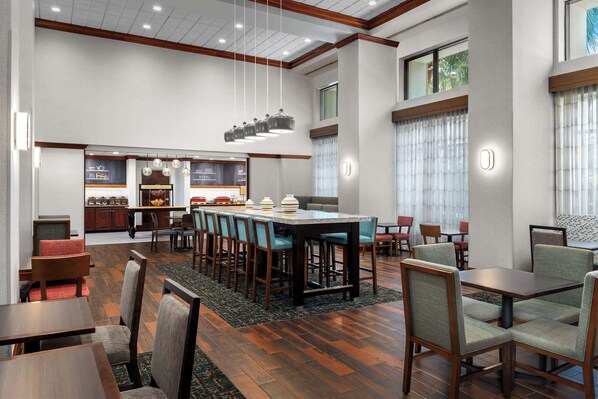 Free daily buffet breakfast - Hampton Inn & Suites Lake Mary At Colonial Townpark (Lake Mary)