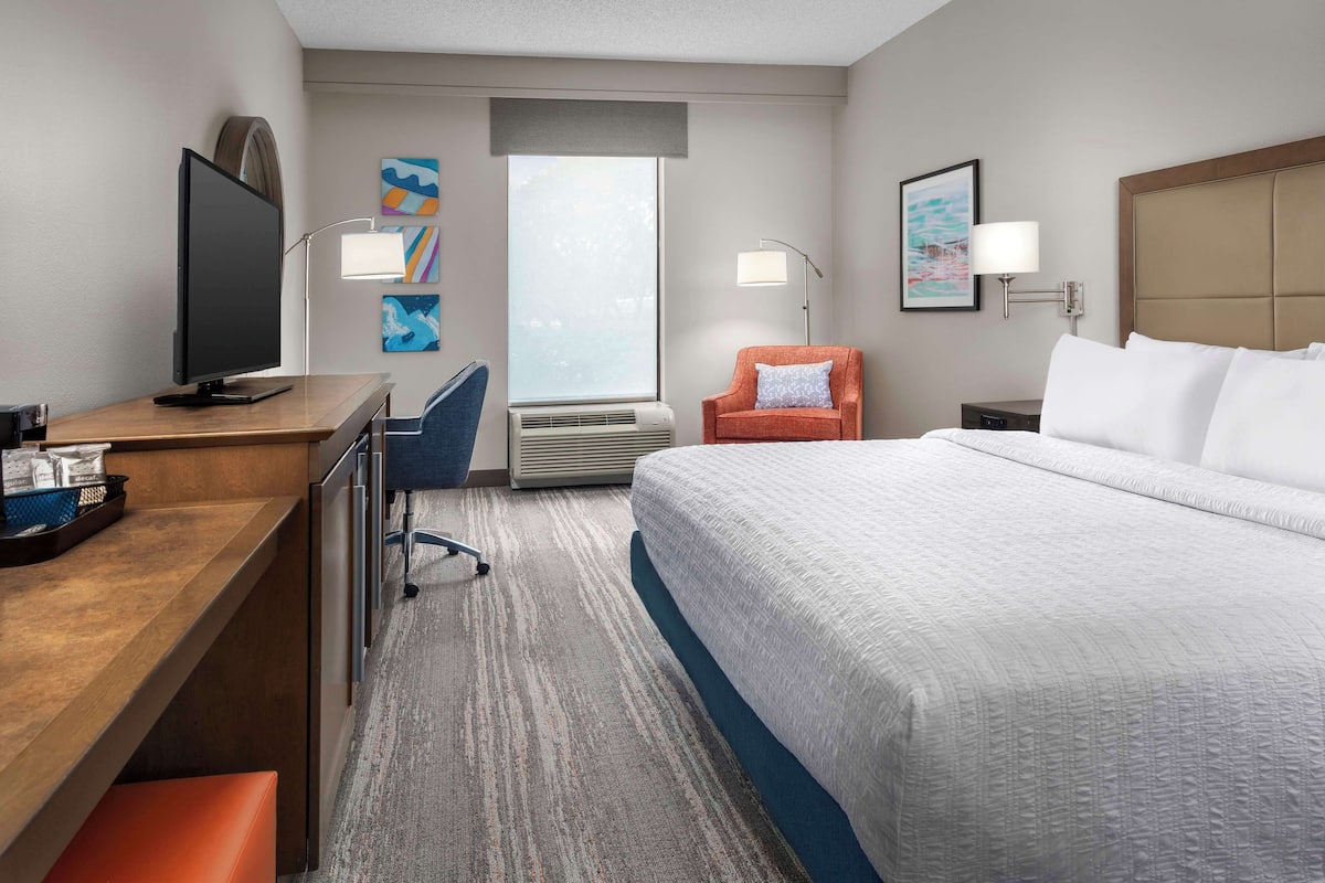 Premium bedding, down comforters, in-room safe, desk