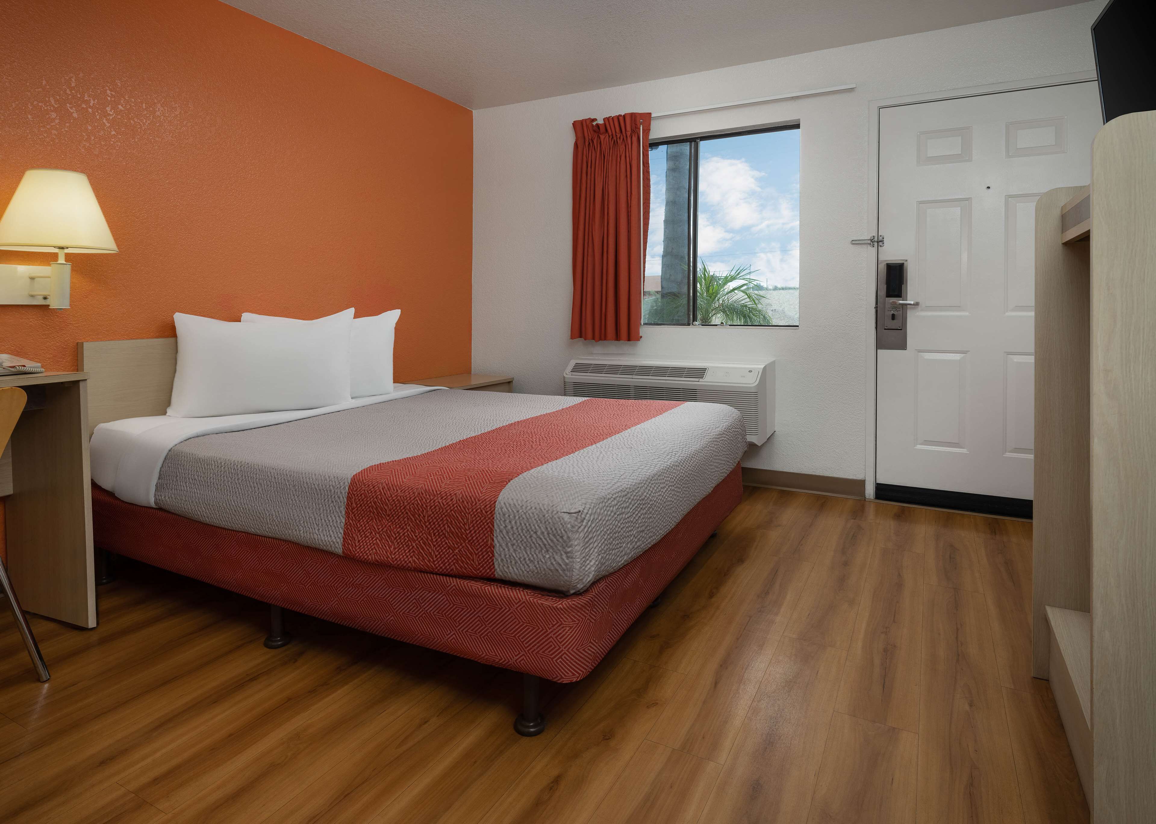 Photo - Motel 6-Buena Park, CA - Knotts Berry Farm - Disneyland
