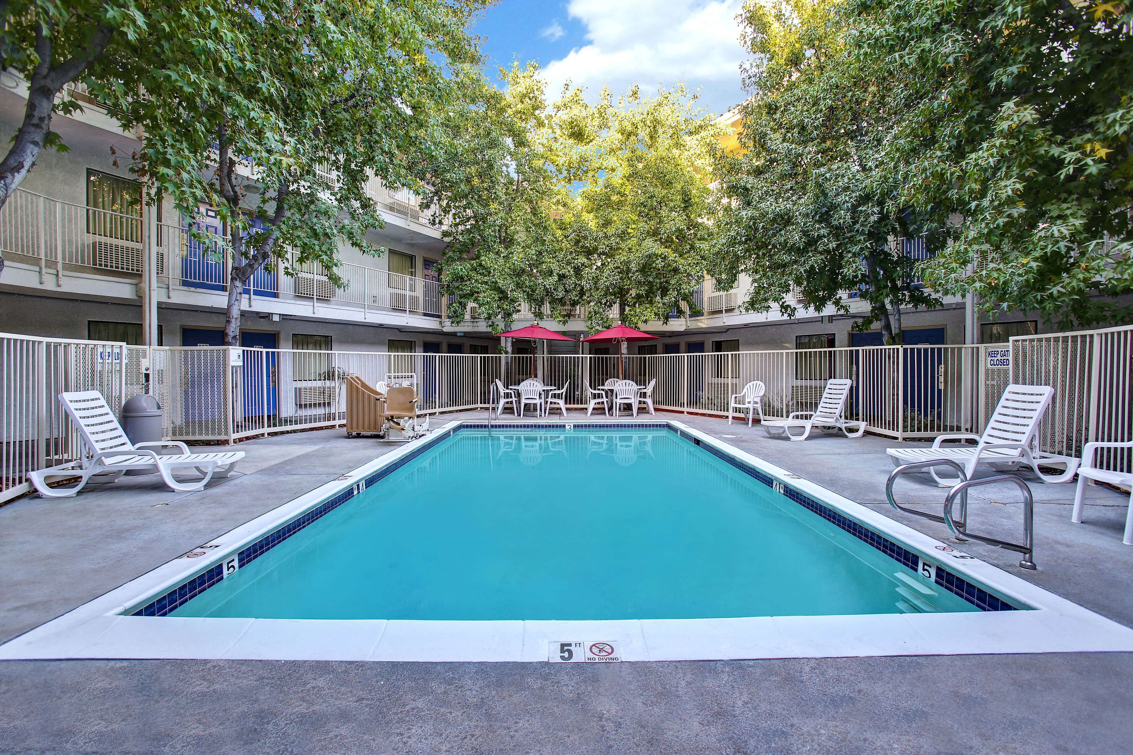 Sesongbasert utendørsbasseng