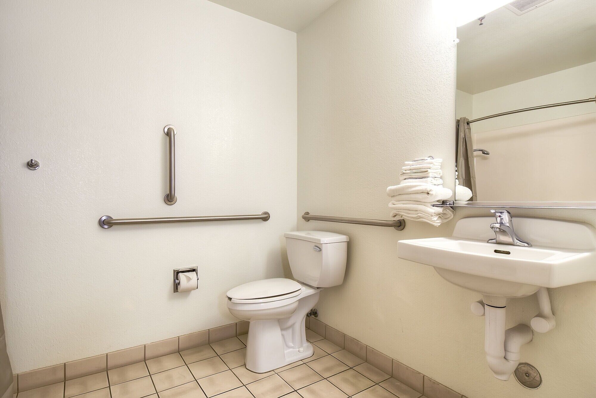 Combined shower/tub, free toiletries, towels