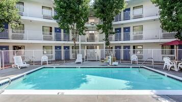 Sesongbasert utendørsbasseng