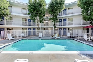 Seasonal outdoor pool - Motel 6 Sunnyvale, CA - North (Sunnyvale)