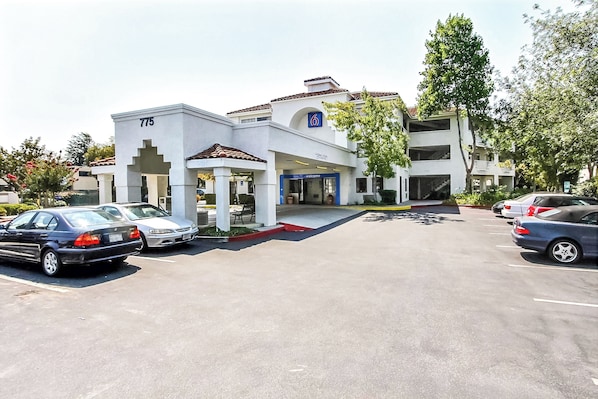 Free self parking - Motel 6 Sunnyvale, CA - North (Sunnyvale)