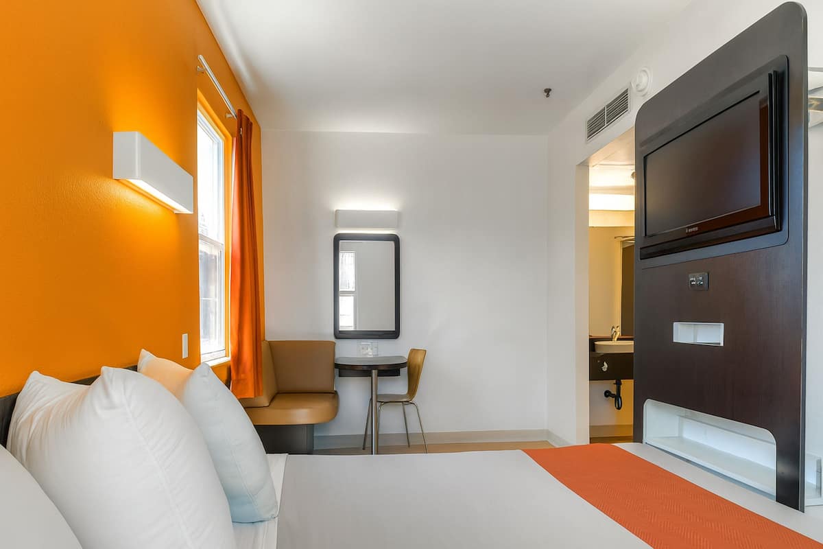 Standard Room, 1 Queen Bed, Accessible, Non Smoking