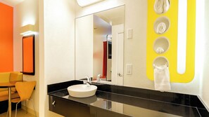 Standard Double Room, 1 Queen Bed, Non Smoking | Bathroom | Combined shower/bathtub, towels