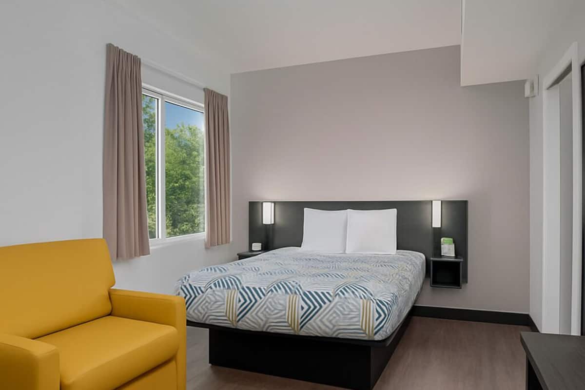 Premium Double Room, 1 Queen Bed, Non Smoking, Refrigerator