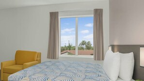 Desk, free WiFi, bed sheets - Motel 6 San Diego, CA - Downtown (San Diego)