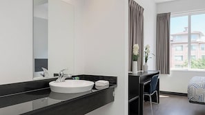 Bañera con ducha, toallas