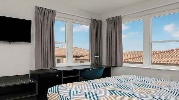 Escritorio, wifi gratis y ropa de cama