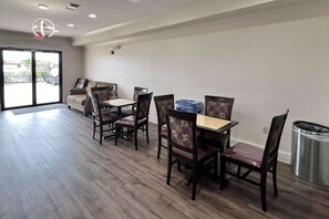 Tägliches inbegriffenes Frühstück zum Mitnehmen