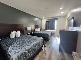 Quarto standard, 2 camas Queen, para não fumantes | Individualmente decorados, individualmente mobiliados, escrivaninha