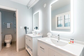 Family Suite, Multiple Beds | Bathroom | Combined shower/tub, hair dryer, towels