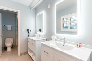 Familien-Suite, Mehrere Betten | Badezimmer