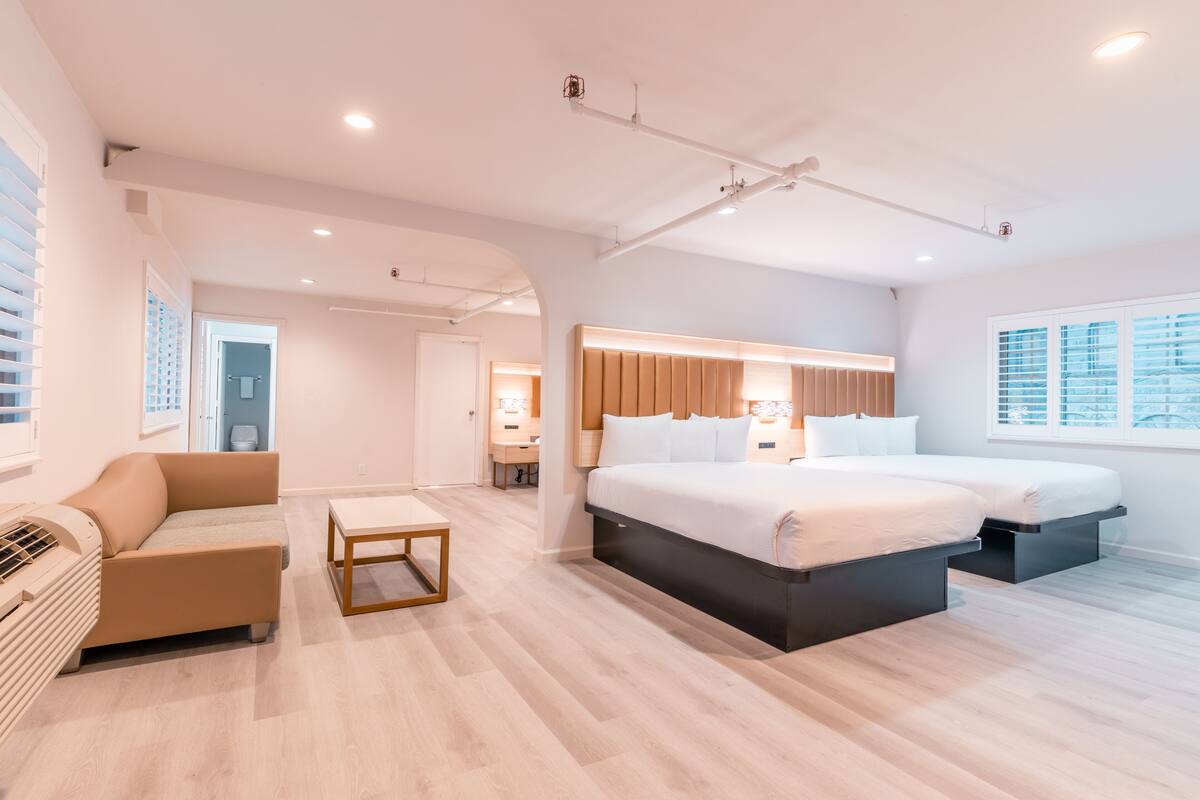 家庭套房, 多張床 | 房內夾萬、熨斗/熨衫板、免費 Wi-Fi、床單