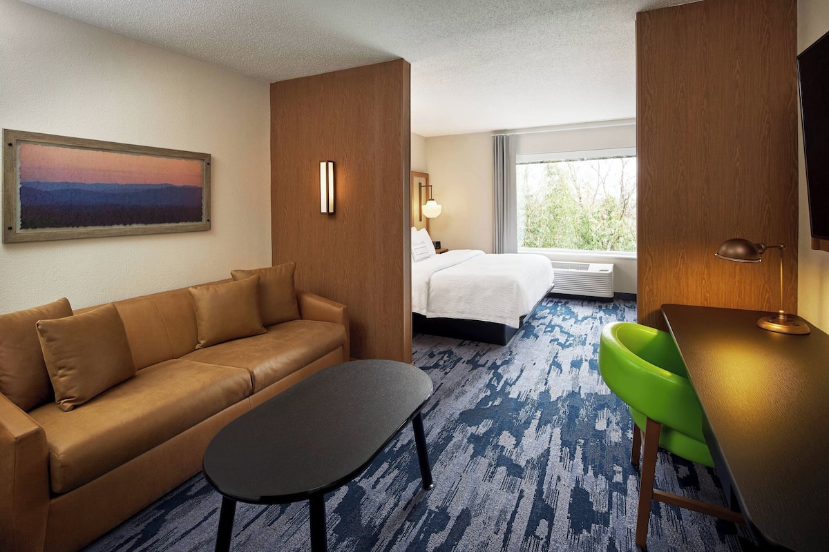 Suite, 1 King Bed with Sofa bed | Premium bedding, individually decorated, individually furnished, desk