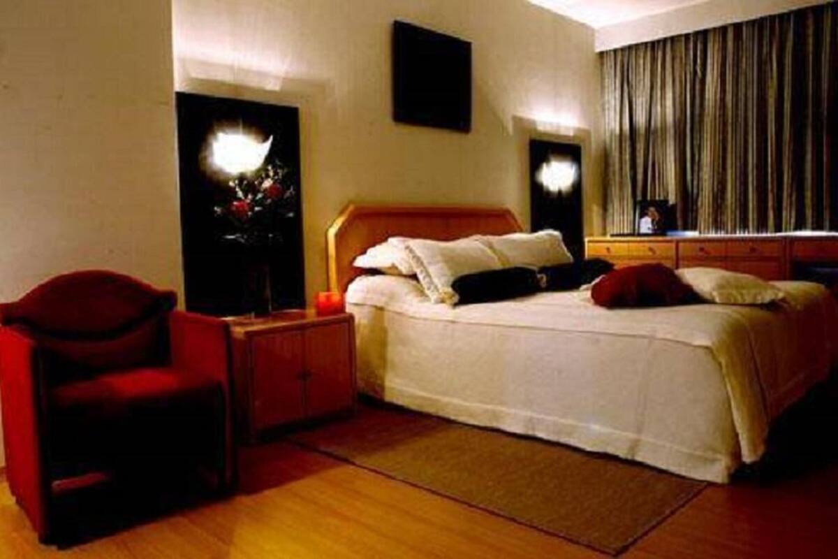 10 bedrooms, minibar, in-room safe, desk