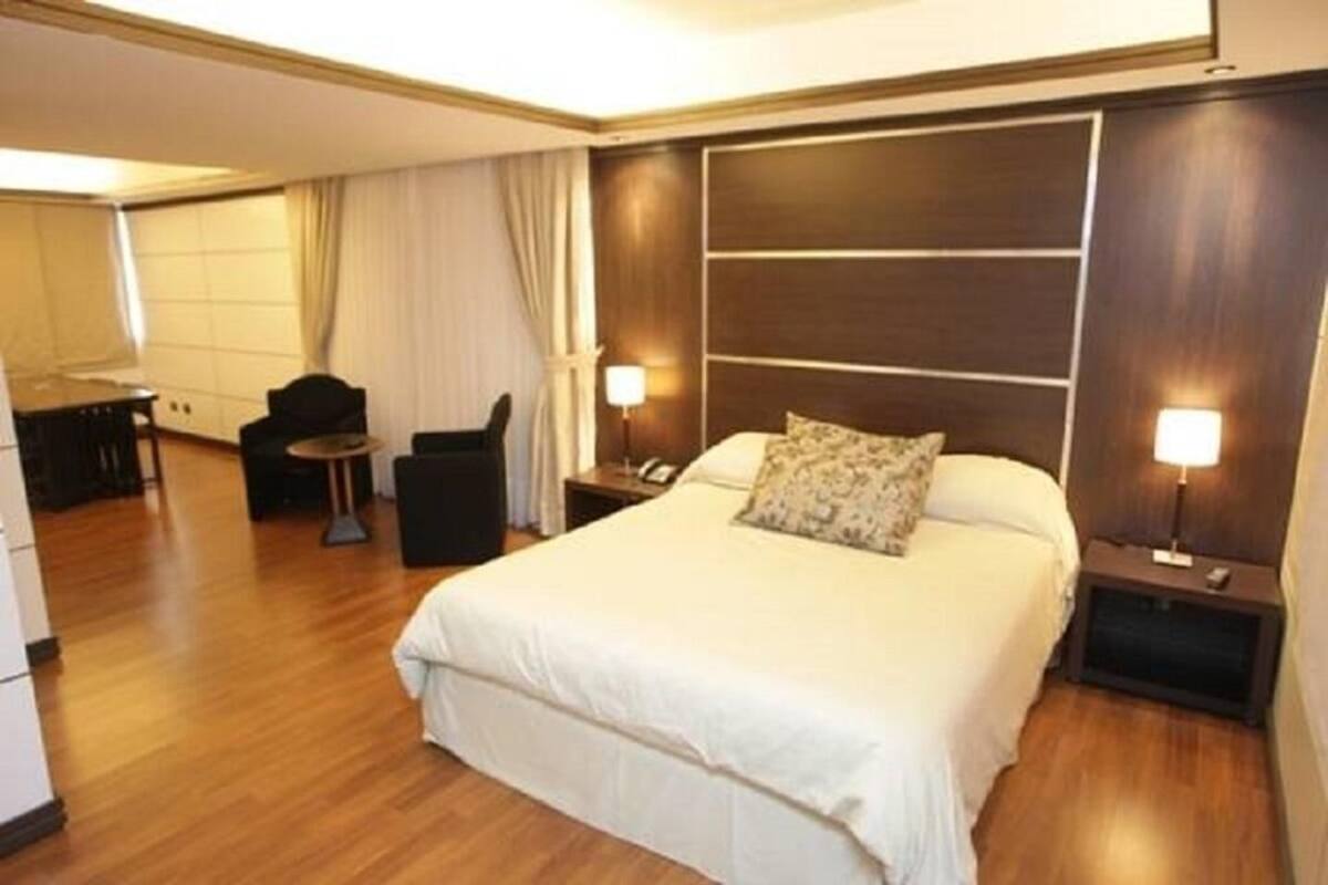 10 Schlafzimmer, Minibar, Zimmersafe, Schreibtisch