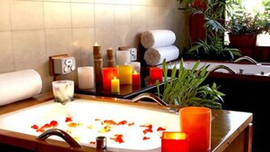 A bathroom with a large sink, candles, and towels. - Internacional Asuncion Dowtown (Asunción)