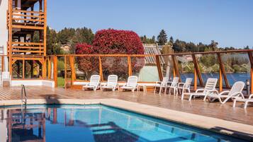 Piscina interna, piscina externa, espreguiçadeiras