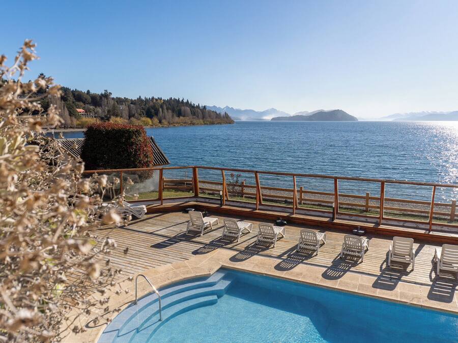 Piscina interna, piscina externa, espreguiçadeiras