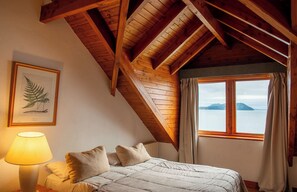 Estudio estándar, vistas al lago | Zona de estar | Televisión LCD de 42 pulgadas con canales por cable