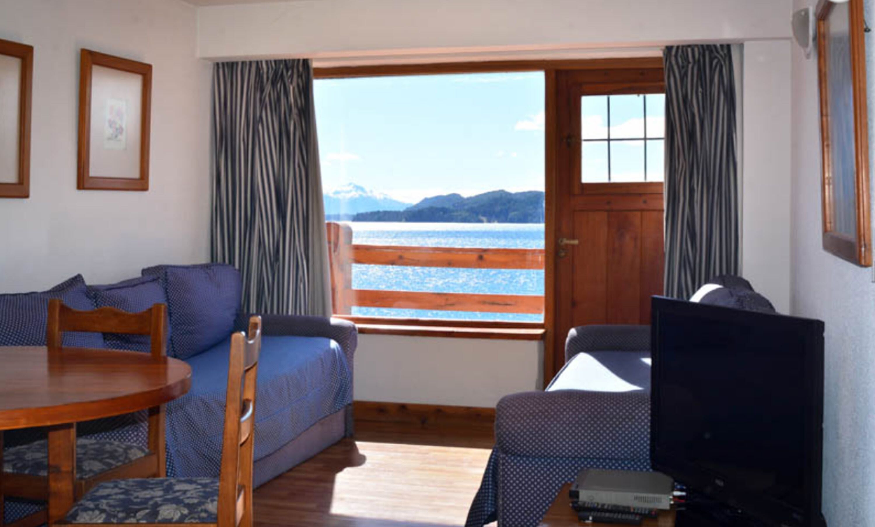 リビング エリア | 42 インチの液晶テレビ (ケーブル放送視聴可)