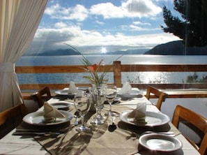 Se sirven desayunos, almuerzos y cenas (con vistas a la piscina)