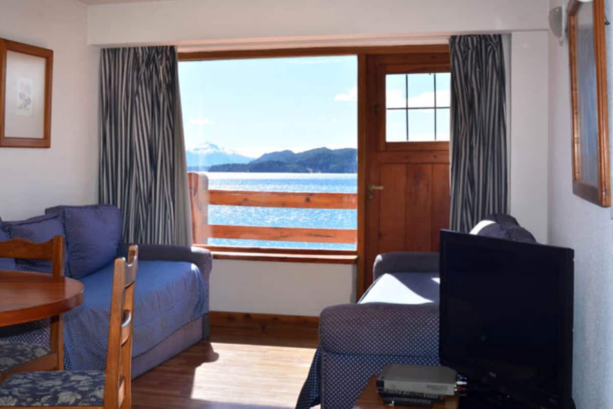 Oleskelualue | 42–tuumainen LCD-televisio, jossa kaapelikanavat