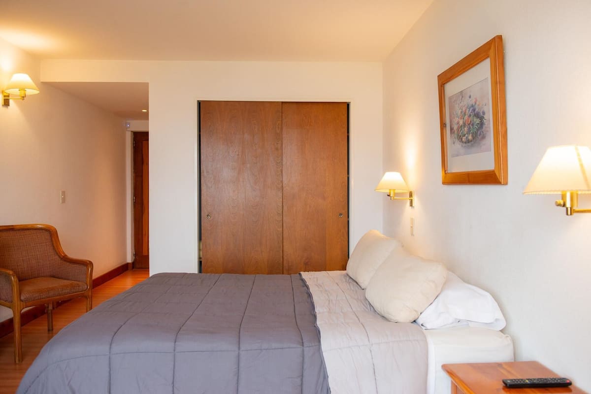 1 bedroom, hypo-allergenic bedding, in-room safe, soundproofing