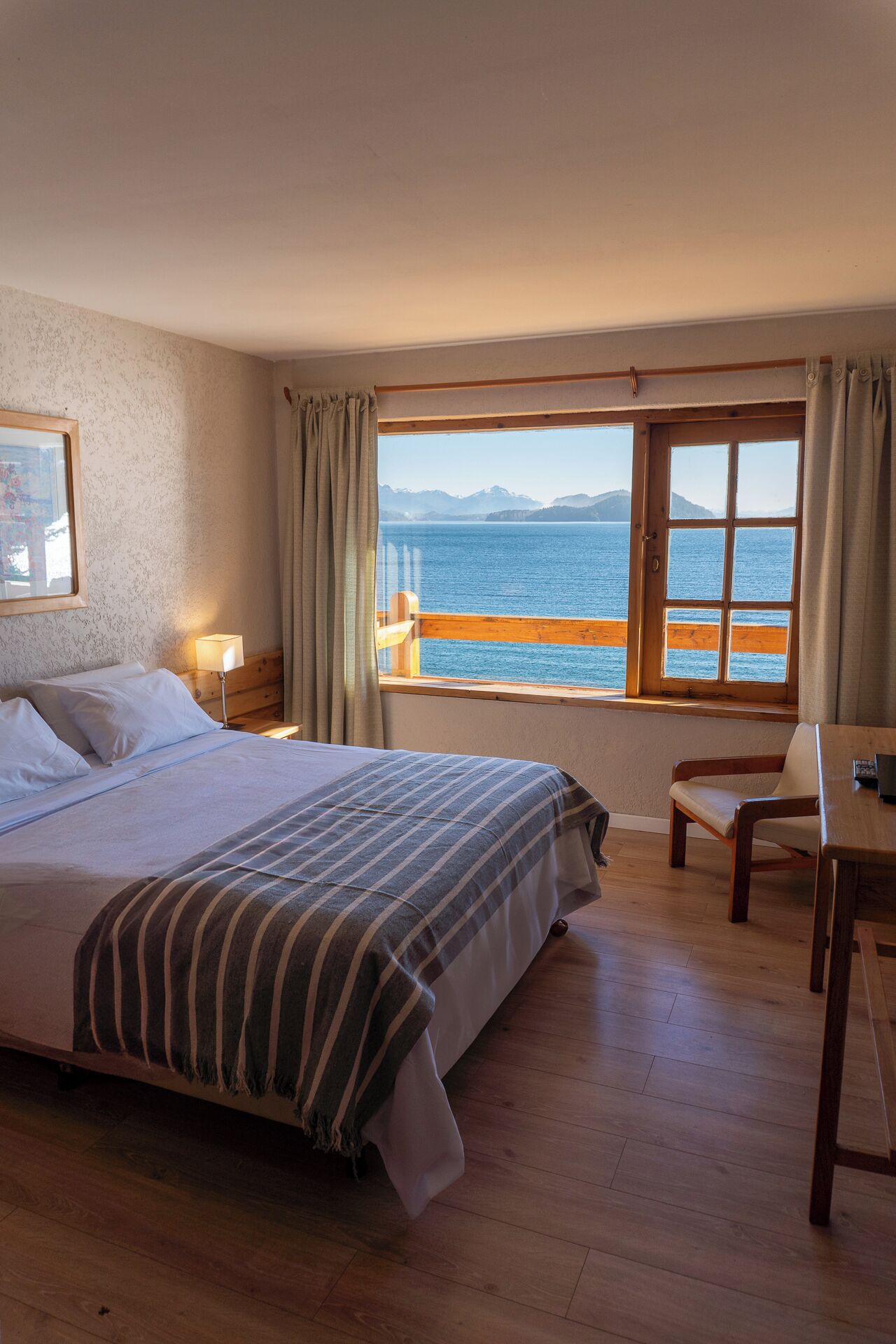 Chambre Double Standard, 1 lit double, vue lac | Literie hypoallergénique, coffres-forts dans les chambres