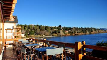 Serviço de café da manhã, almoço, jantar; vistas para a piscina