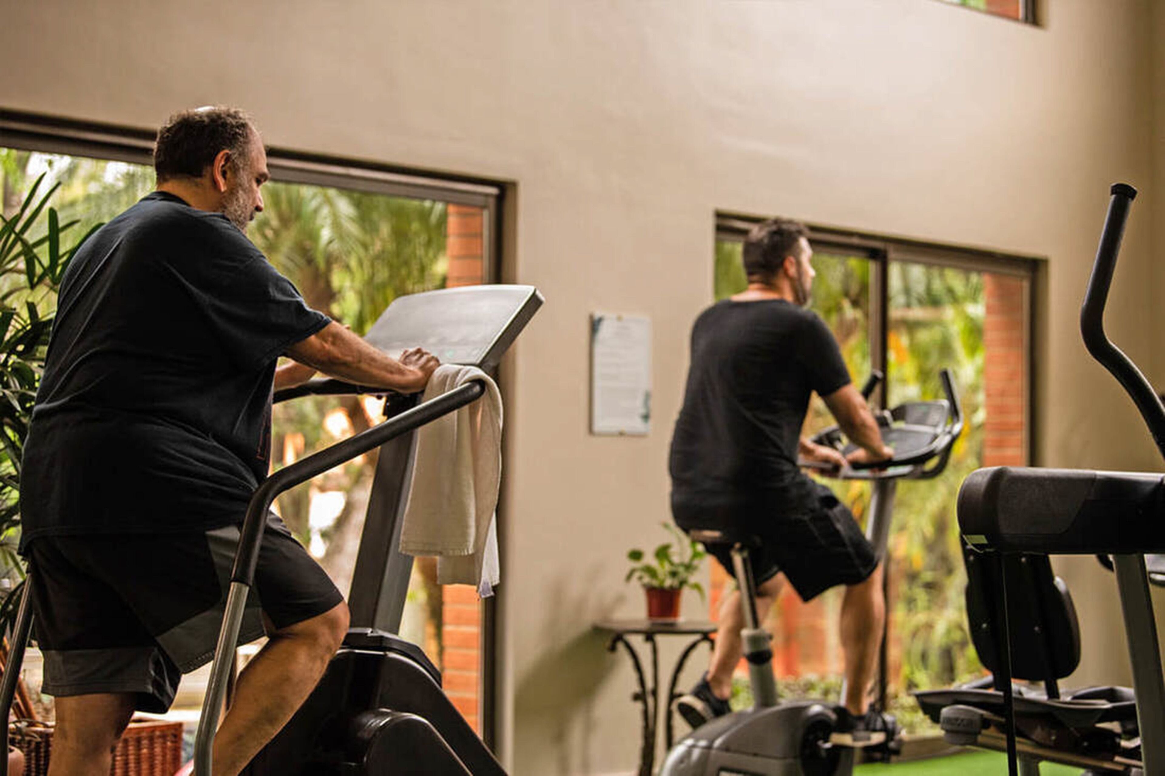 Een sportschool met loopbanden en trainingsapparatuur.