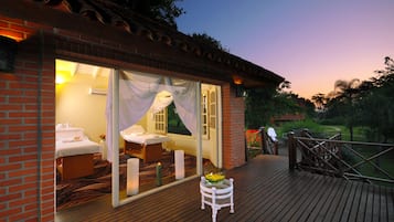 Salas de tratamiento para parejas, sauna y tina de hidromasaje