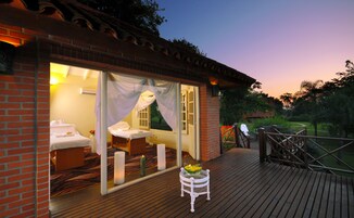 Salas de tratamiento para parejas, un sauna, una bañera de hidromasaje