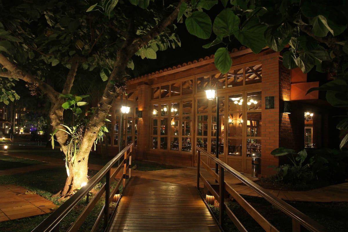 2 restaurants, breakfast, lunch, dinner served; international cuisine