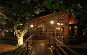 2 restaurants, breakfast, lunch, dinner served; international cuisine 