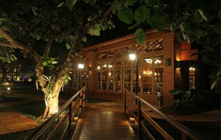 2 restaurantes; se sirve desayuno, almuerzo y cena; cocina internacional