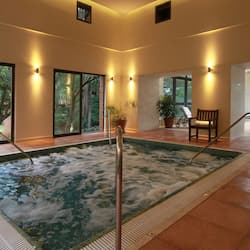 Bañera de hidromasaje interior