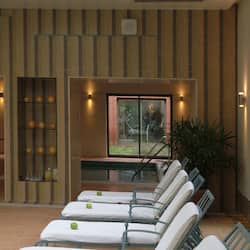 Salas de tratamiento para parejas, un sauna, una bañera de hidromasaje