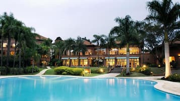 Indoor pool, 3 outdoor pools, pool umbrellas, pool loungers