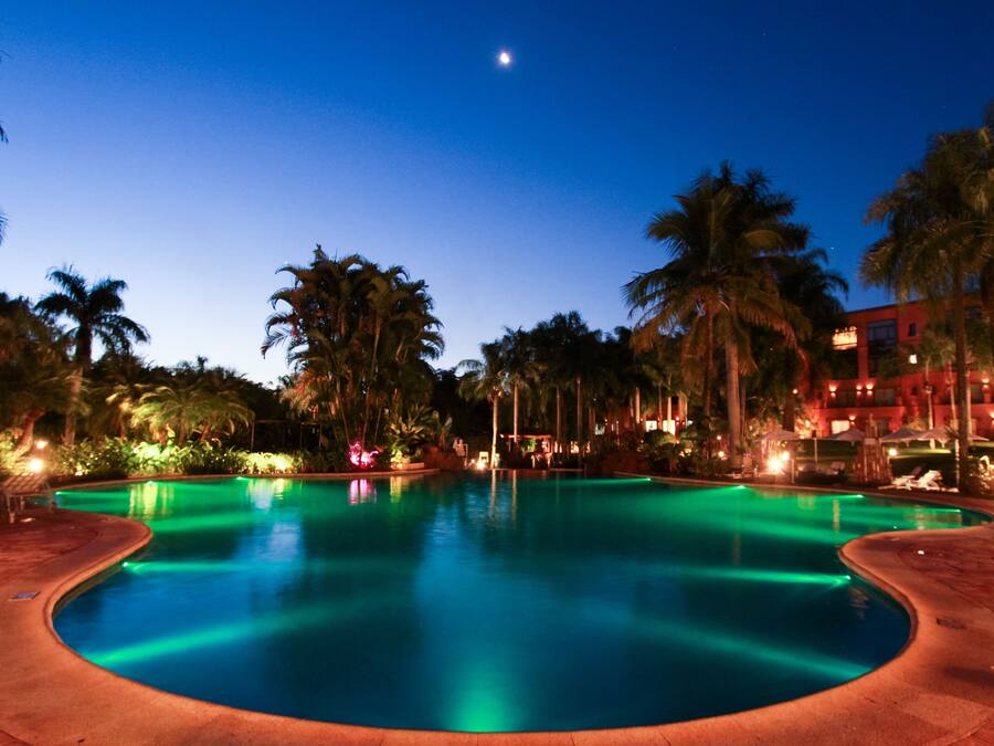 Indoor pool, 3 outdoor pools, pool umbrellas, pool loungers