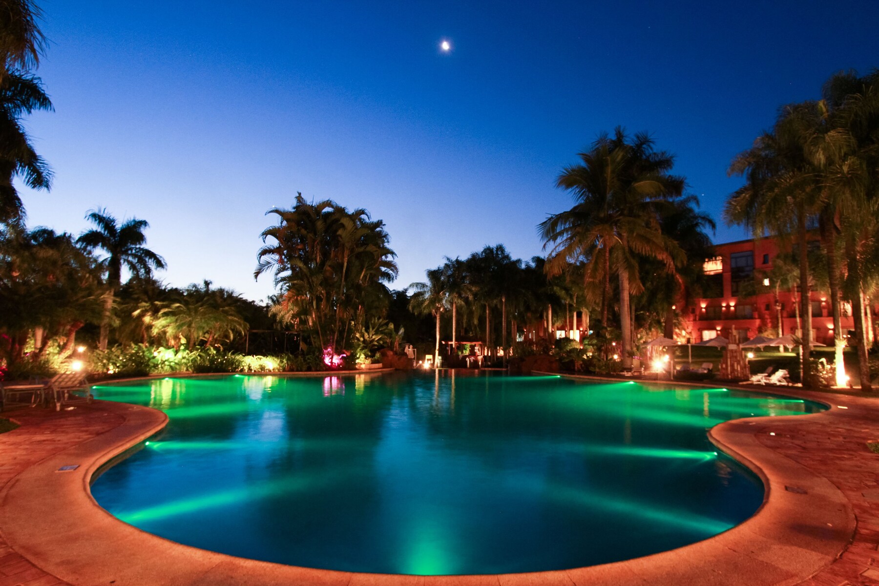 Piscina interna, 3 piscinas externas, guarda-sóis, espreguiçadeiras