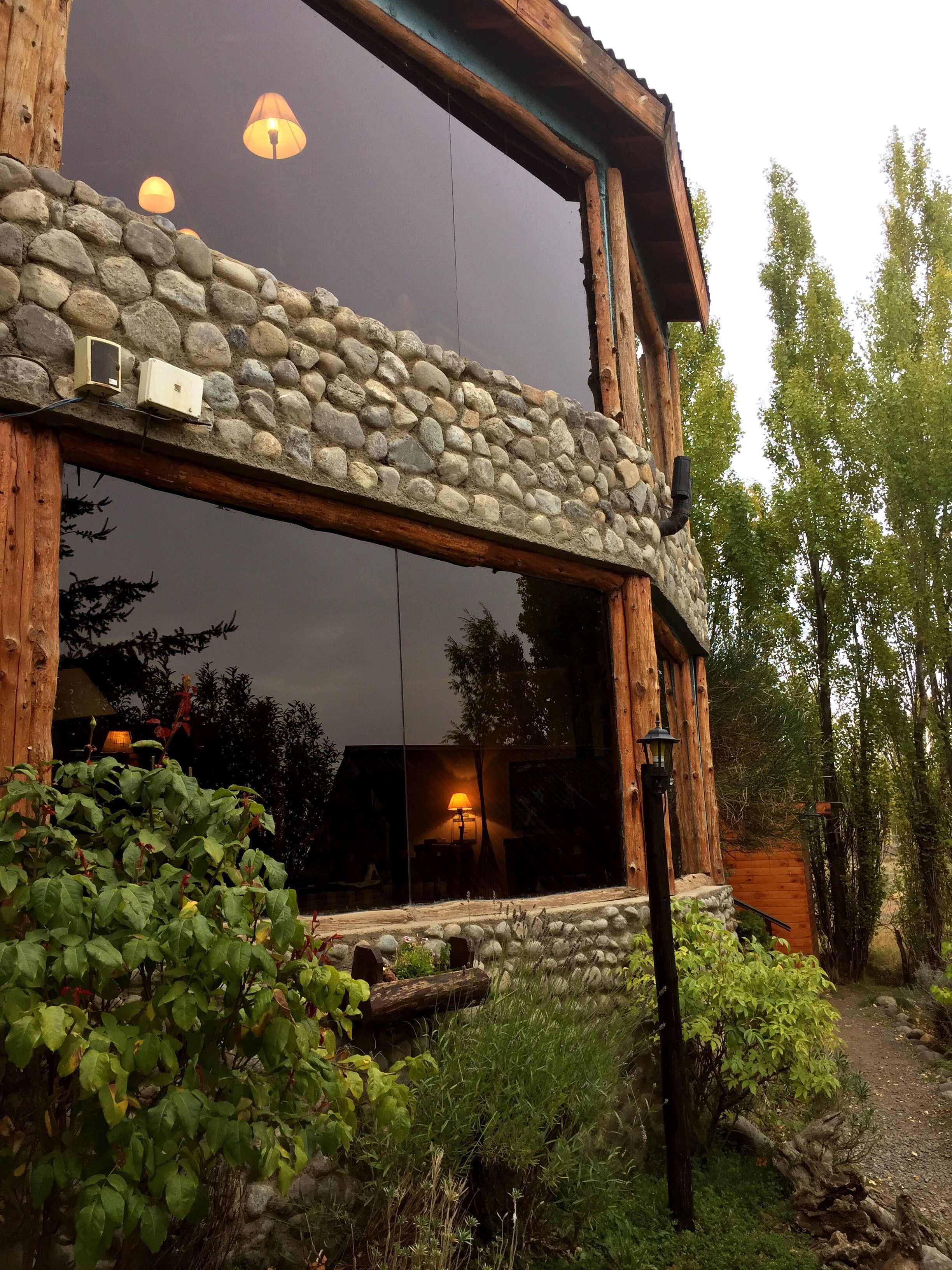 Se sirven cenas y cocina local, con vista al mar 