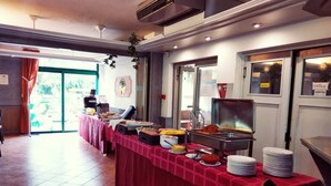 A buffet setup with various food items and a coffee station. - Nap Hotel (Budapest)