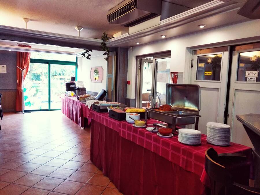 Montaje de bufé con diversas opciones de comida y una estación de café.