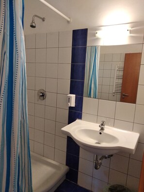 ฝักบัว, ไดร์เป่าผม (มีให้บริการตามคำขอ), ผ้าเช็ดตัว