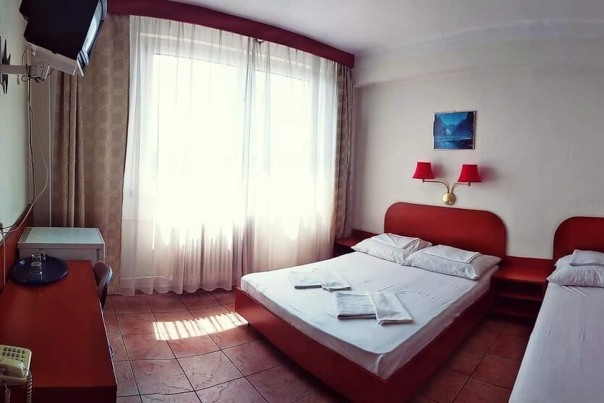 Camera doppia | Una scrivania, tende oscuranti, Wi-Fi gratuito, lenzuola