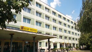A hotel with a green facade, multiple windows, and a sign reading "NAP HOTEL". - Nap Hotel (Budapest)