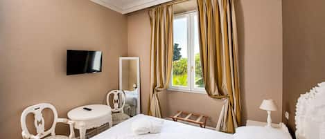 Premium bedding, free minibar, in-room safe, desk